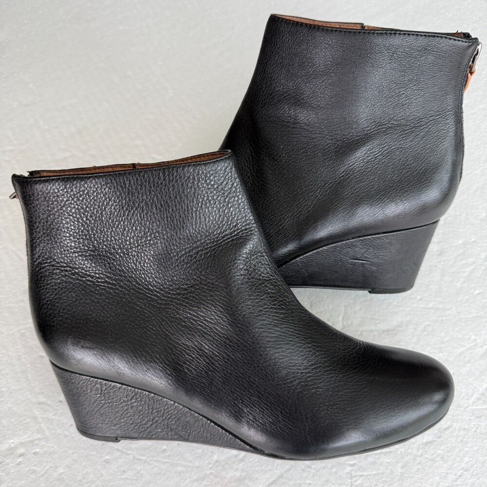 Size 9M - Gentle Souls Kenneth Cole Vicki Women's Black leather wedge booties - Picture 1 of 8